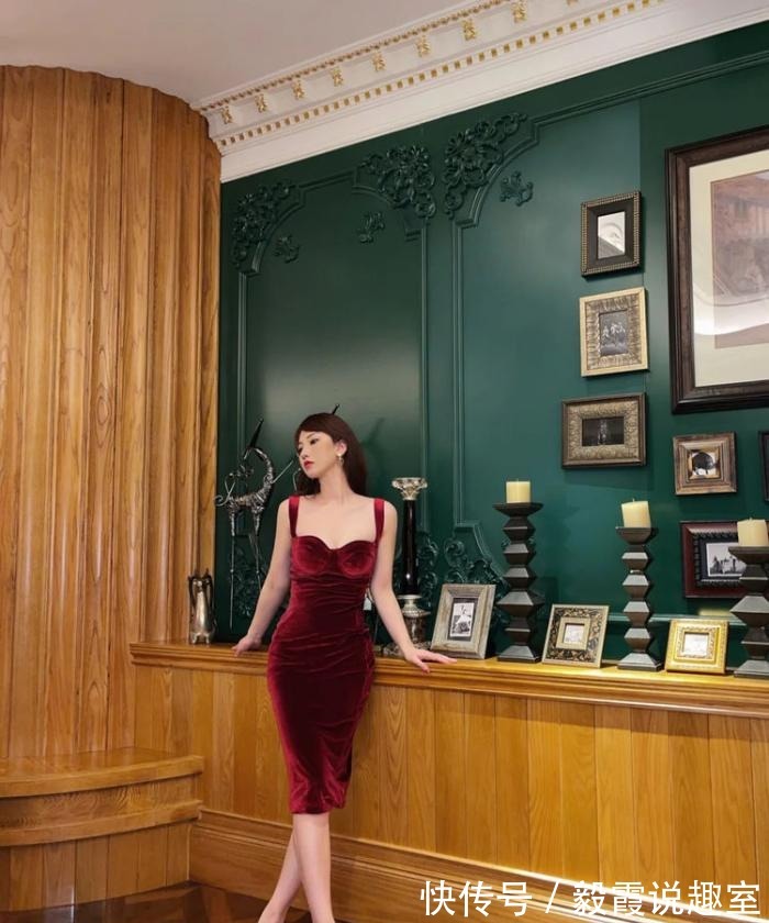 高跟鞋|成熟女人穿搭丝绒裙,颜色和版型挑选好,也可以穿出性感的优雅美