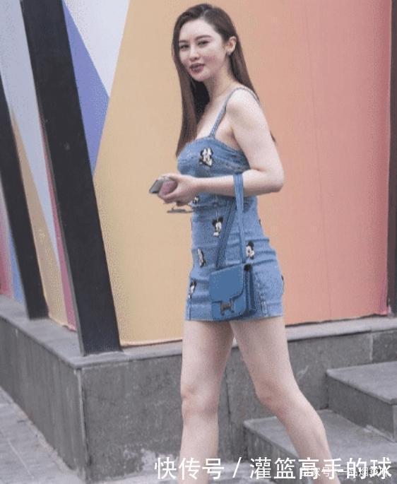 少女|吊带牛仔裙,裙上的米老鼠印花十分减龄,一副“清纯少女”的装扮