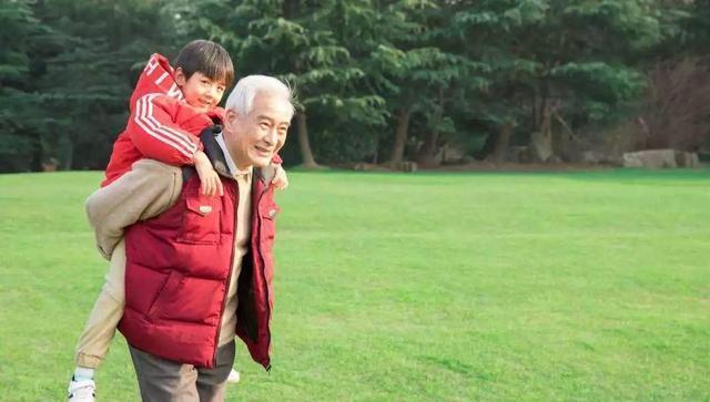 偏方|“无赖爷爷”火了,陪孙子打点滴却“赖着”床位,娃表情属实亮眼