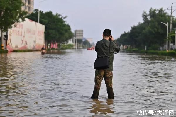 防汛|防汛救灾·报业记者在一线⑥丨大水中，他们当了一回“快递员”