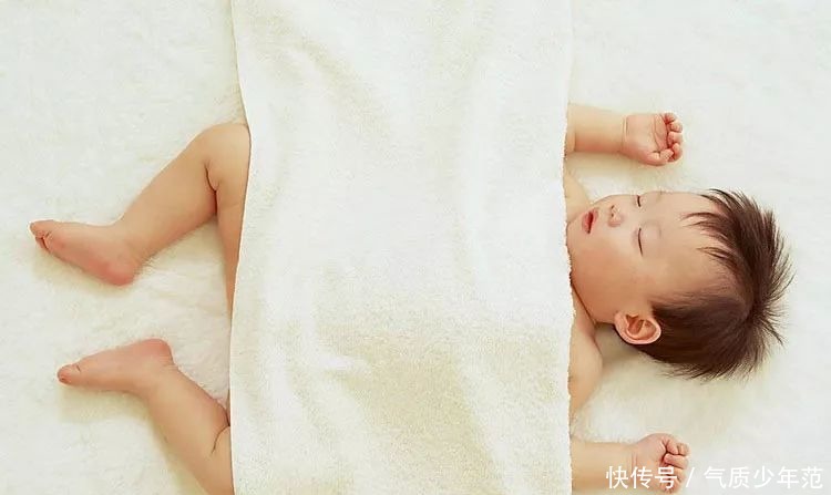 穿衣|新生儿宝宝究竟是怕冷还是怕热?盖被、穿衣有门道,准妈妈早知道