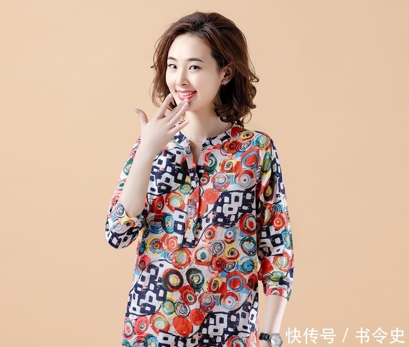 女人过了50岁,建议别输在打扮上,穿这“减龄衫”,优雅大方