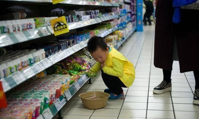 孩子|孩子在超市偷吃巧克力,2位妈妈的不同做法,让孩子差距越拉越大