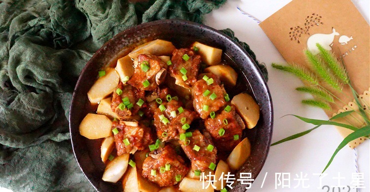 肋排|贴秋膘,一荤一素来搭配,蒸20分钟就出锅,香味四溢,解馋又营养!