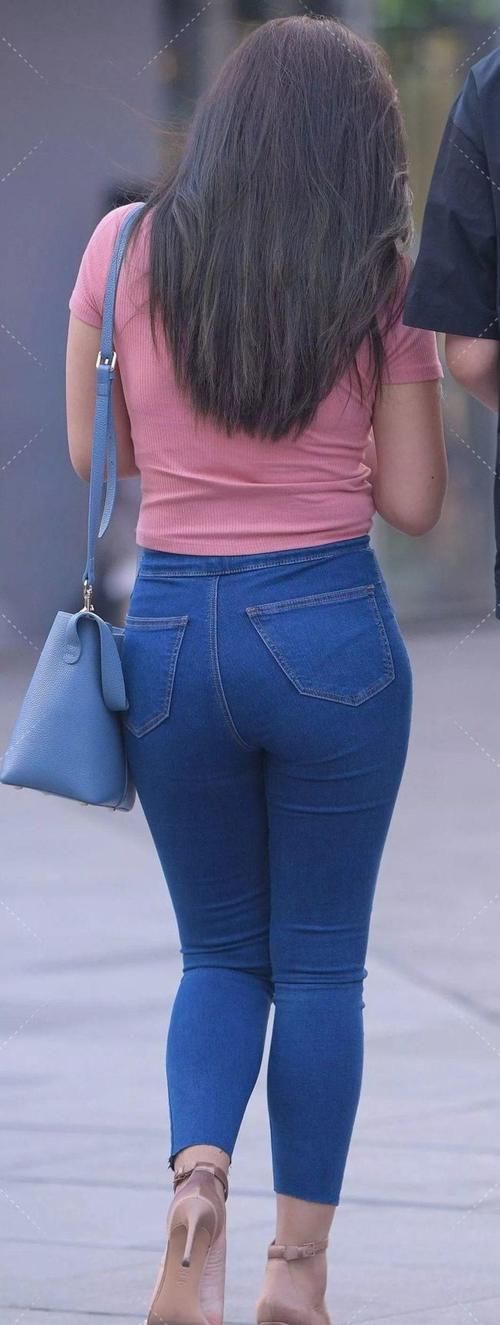 曲线|紧身牛仔裤搭配时尚辣妈,十分靓丽,轻松打造女性婀娜多姿曲线美