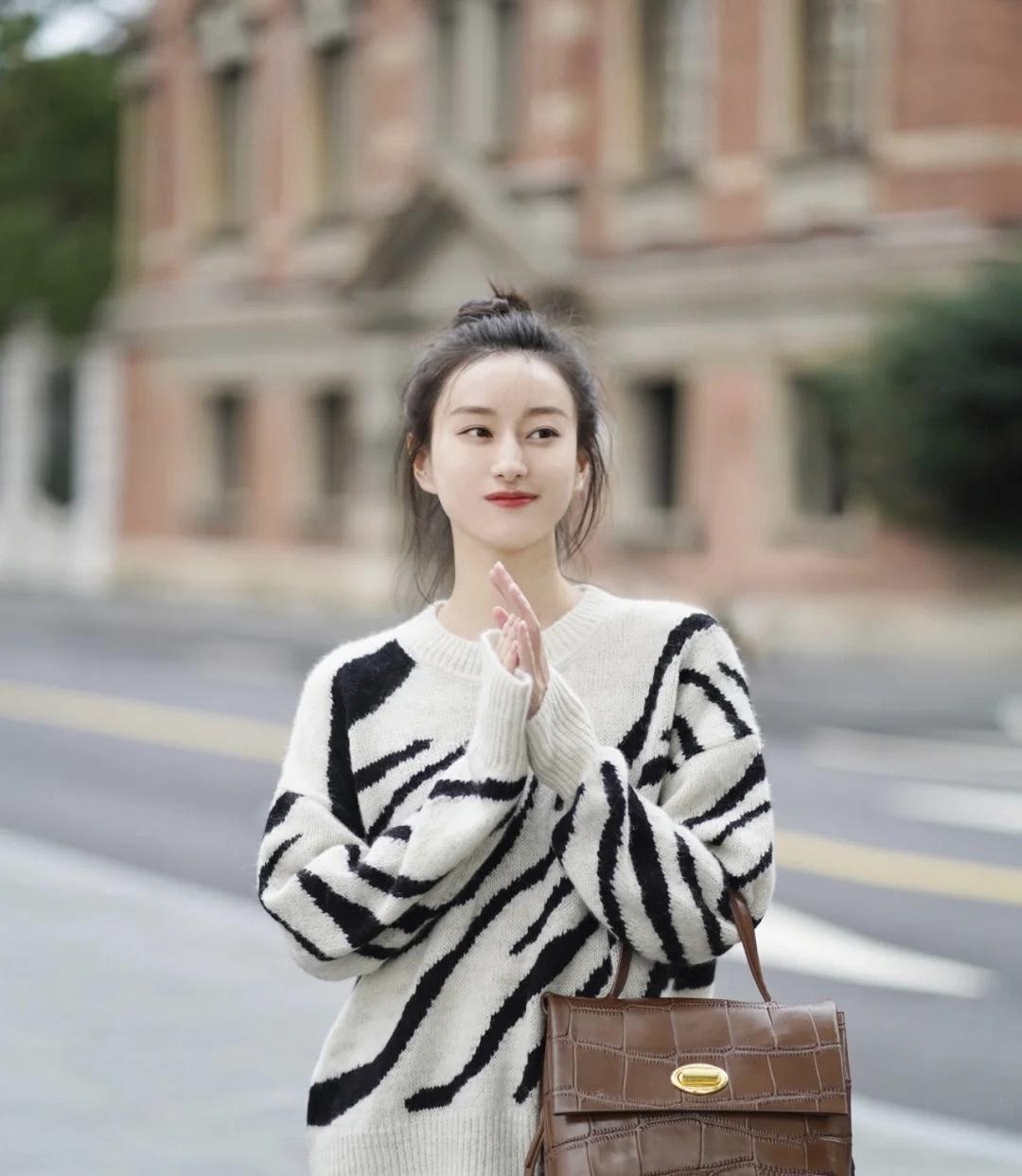 小姐姐 冬天降温了毛衣怎么穿?这几个搭配方法,让你秒变温柔小女人!