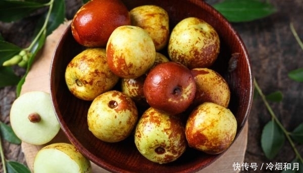 冬枣的颜色|买冬枣时,挑个头大还是个头小?果农教您正确方法,别再挑错了