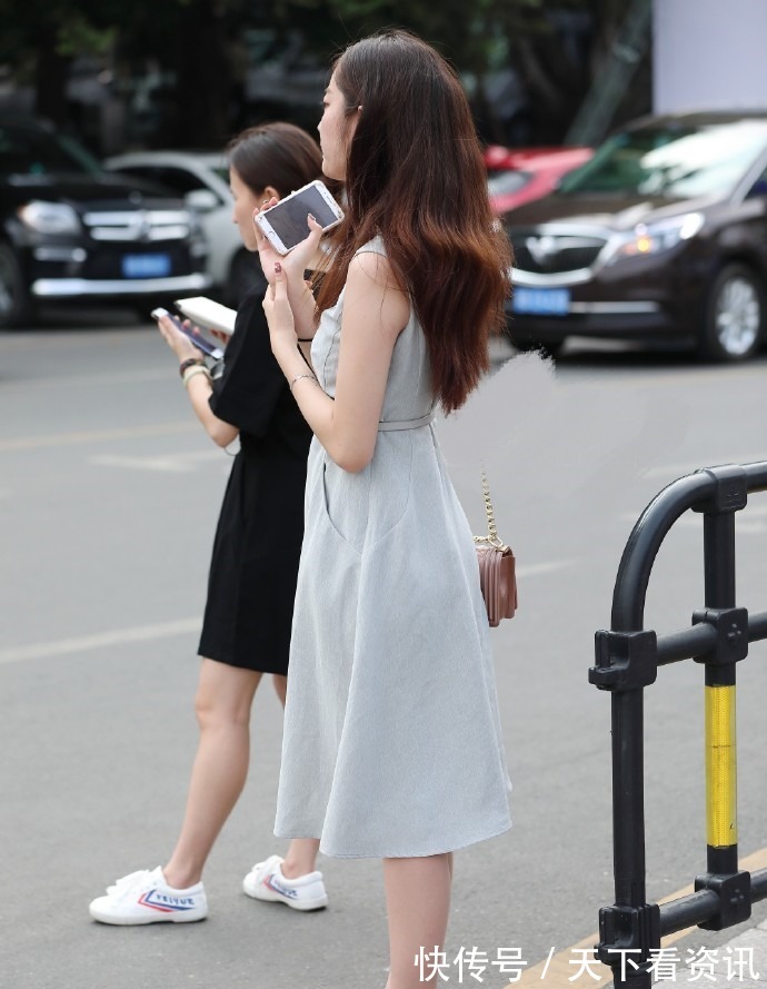 长裙|“长裙加身”,伫立街头,有的人用背影就可以“征服”你