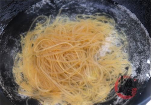 红薯粉条如何辨真假?粉厂员工:牢记3招,轻松辨别“假粉条”!