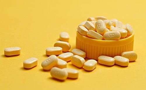 补充维生素|“白发”增多是什么原因？补充以下2种维生素，或可帮助到你