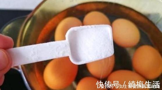 du水煮蛋，用清水煮那是“外行”，水中多加这两样，鸡蛋又鲜又嫩