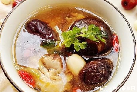 炖鸡汤时,有人直接炖有人先焯水大厨都不对,难怪鸡汤口感差