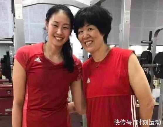 徐云丽|中国女排解散，肩部重伤撕裂的奥运冠军颜妮，坚强微笑给球迷签名