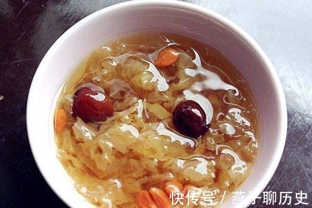 煮银耳只会剪碎可不行,牢记2点小窍门,20分钟出胶,黏稠感好