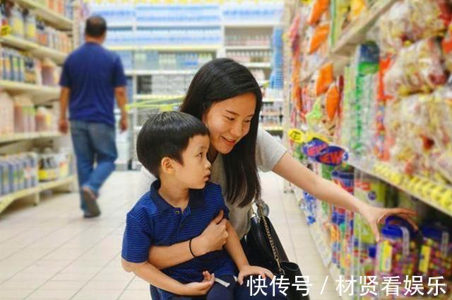 超市|孩子先喝饮料后付款,商家却要求10倍赔偿,妈妈的回答引众人称赞