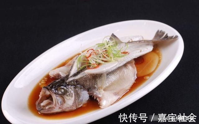 多汁|清蒸鲈鱼时,直接上锅蒸就废了,蒸锅里多加点它,鲈鱼鲜嫩多汁