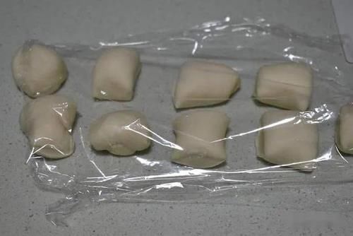 做酸菜鲜肉包分了两步，写了很详细的做法，新手也能做成功