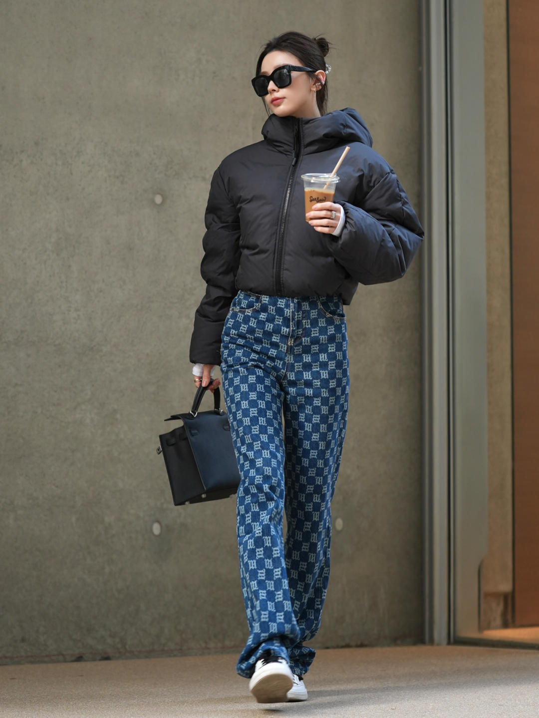 黑白配 简单的黑色羽绒服低调又大气,今冬备上一件,长款短款都好看