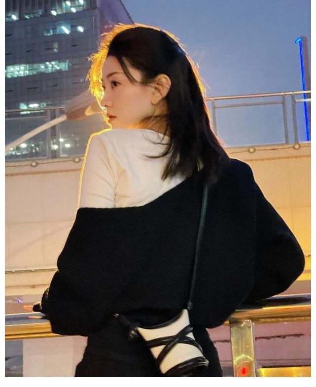 梁洁分享照片日落黄昏时,身材到位 衣服就是点缀 搭配到位 穿什么都是顶配