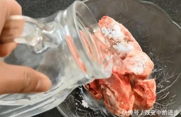 不管多硬的肉，加入几滴它，分分钟就能解冻，网友又学到一招！