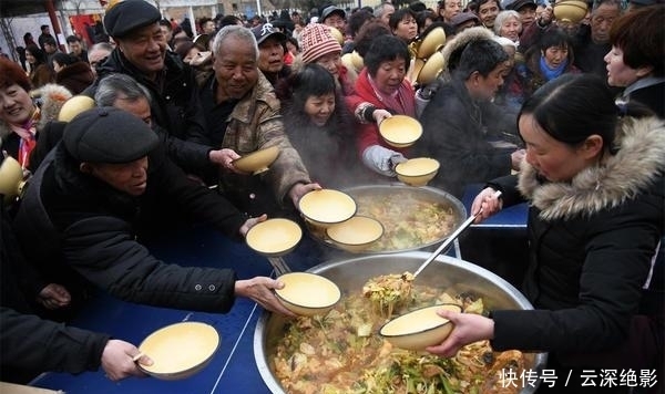 河南一村庄办古庙会 千余名村民围着大锅吃杂烩菜