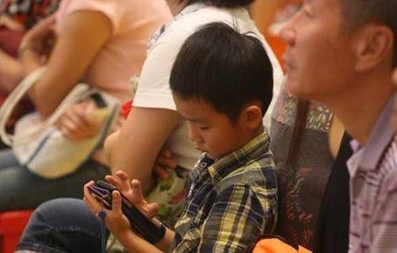 十万个为什么|沉迷玩手机的孩子跟不玩手机的孩子,十年后的差距,变化很大!