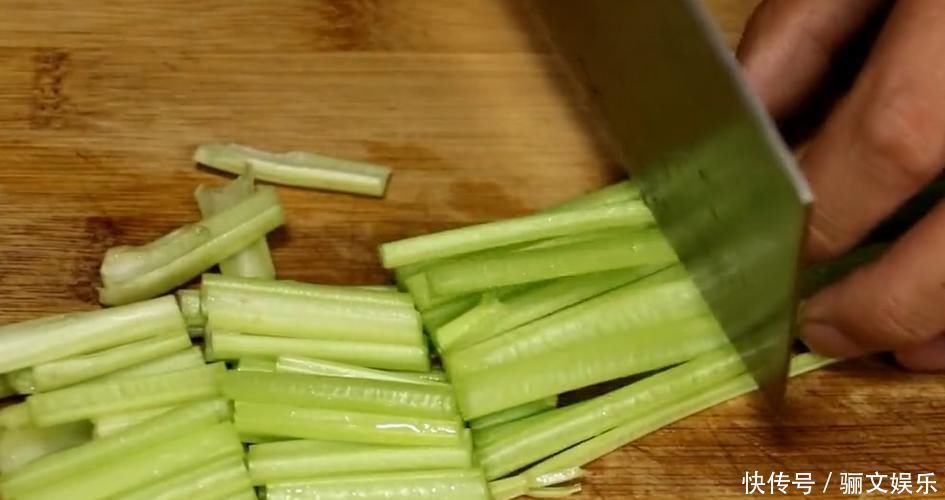 经典家常菜“干煸鸡胸”,做法简单,香辣美味,开胃又下饭