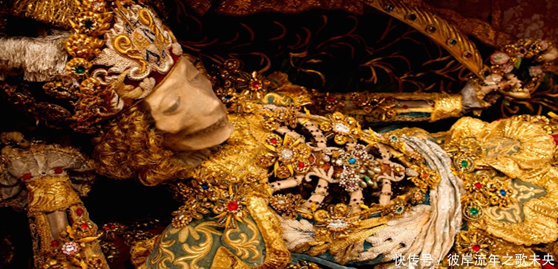 实拍陪葬的金银珠宝和骸骨合为一体,难以分开,太珍贵了!