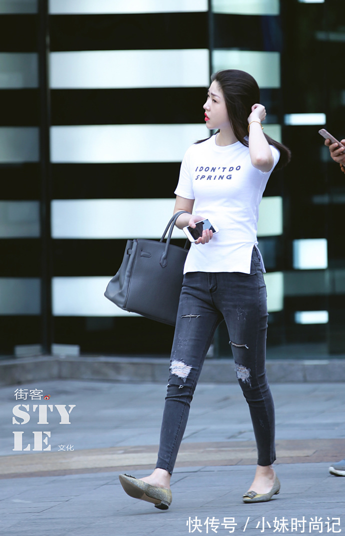 牛仔背带裤|重庆街拍,浅黄色T恤搭配牛仔背带裤,彰显温暖可爱又迷人