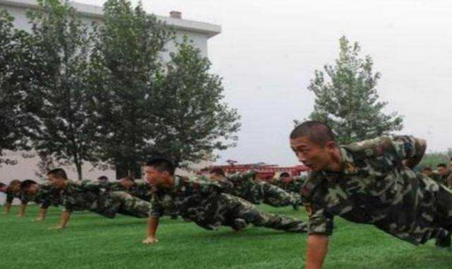 俯卧撑|新兵训练,1分钟做多少个俯卧撑才算合格?普通人难达到