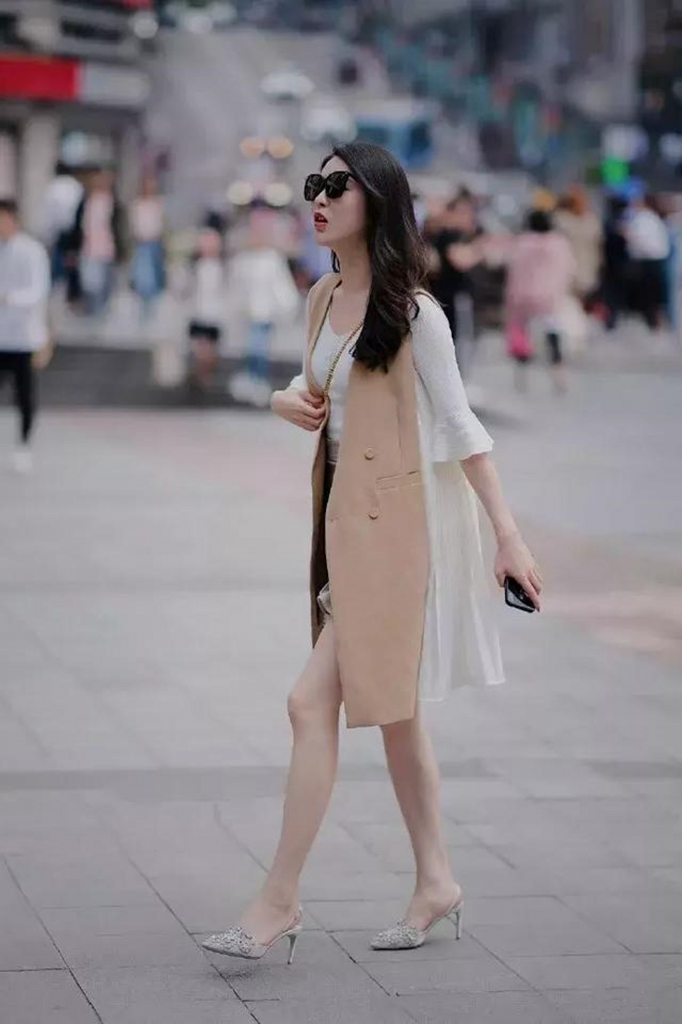 路人街拍,美女简洁的开衫搭配打底裤,你是不是也心动了