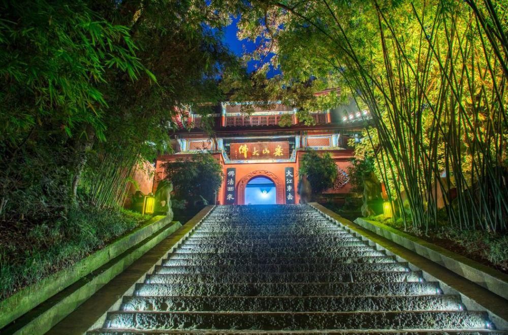 中年|乐山的夜景，好惊艳！