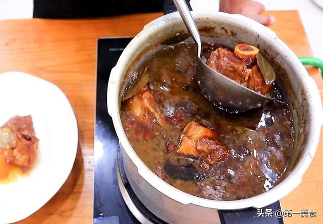棒骨|大骨头怎么卤才入味？厨师长教你正宗做法，咸香软烂，味道清香