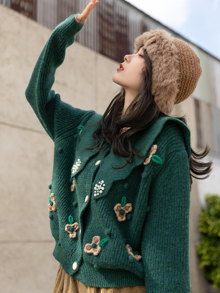 半身裙|天气回暖该怎么穿出氛围感?米色卫衣+黑色半身裙,清纯又不失个性