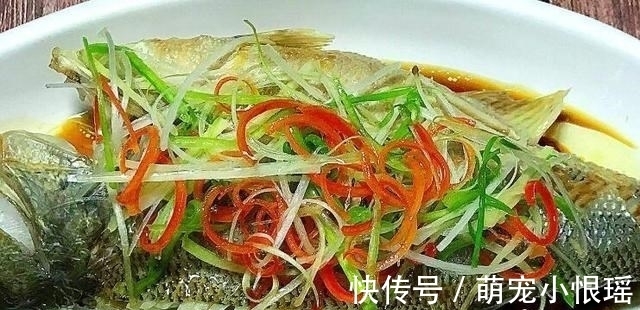 蒸鲈鱼时，记住“2不放，加3样”鱼肉鲜嫩洁白，还没有腥味