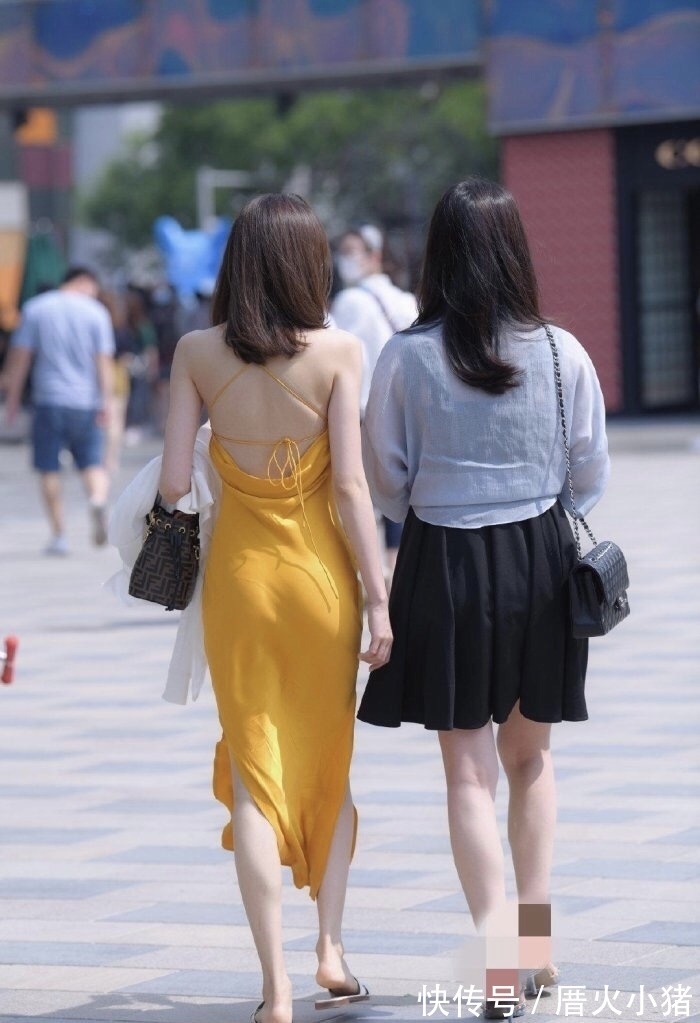 洋气|姑娘真是“时尚扛把子”，身穿长裙很洋气，不选高跟鞋也好抢眼