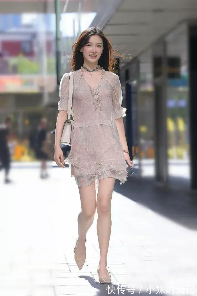 甜美 清纯甜美的小姐姐,迈步间透着女神范