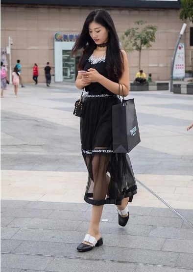 街拍:身穿吊带连衣裙的小美女,精致动人灵气