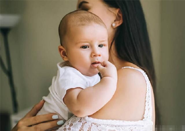 月龄|新生儿骨骼柔软，不同月龄抱法不同，家长抱姿不正确是大忌