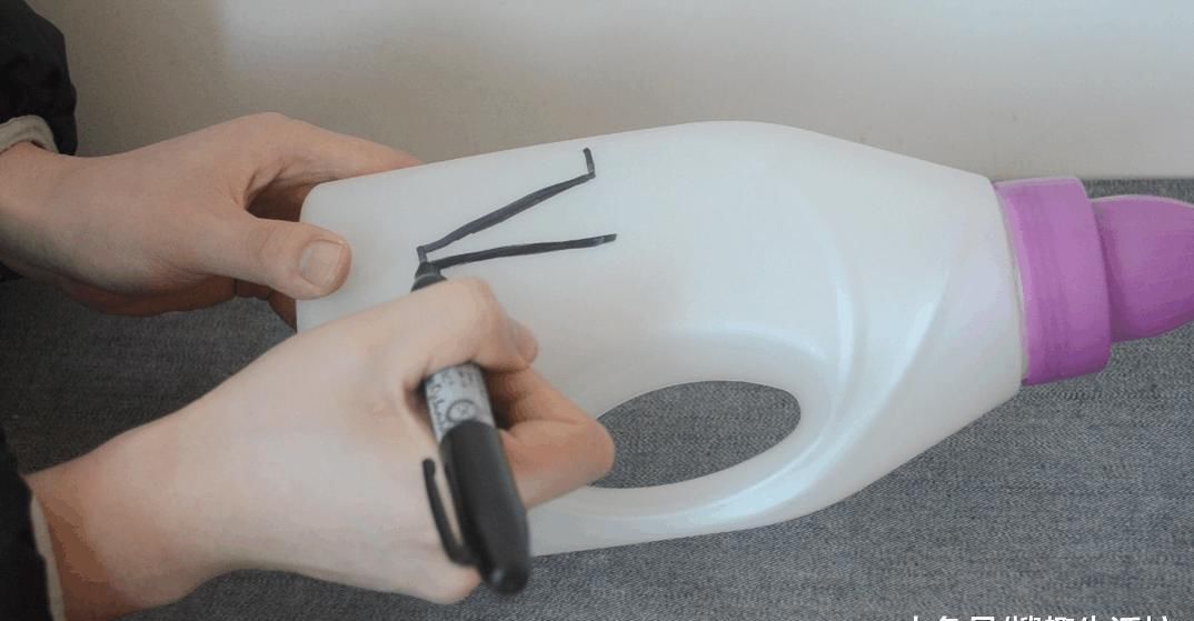 洗衣液瓶子别扔了, 简单剪几刀, 放在厨房这样用, 人人见了都夸好