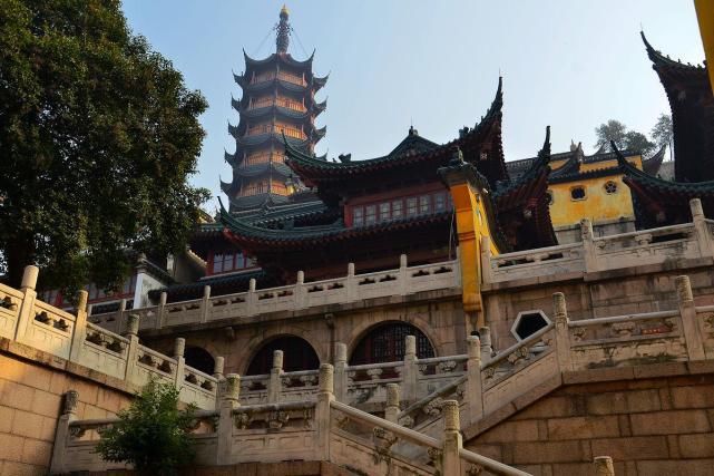 江苏一座全国重点寺院，有1600多年历史，属国家5A级风景区