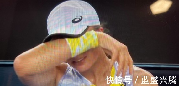 大满贯|喜极而泣、跪地庆祝!32岁老将与00后小将首进澳网八强,致敬传承!