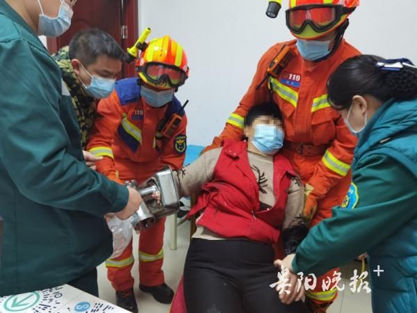 绞肉机|一场特殊的手术！女子手被卷入绞肉机，消防员与医生联手施救