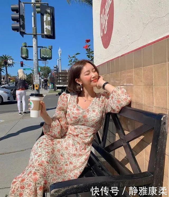 泰迪卷+仙女裙,漏耳短发+T恤,今夏这么搭时髦炸了洋气又减龄