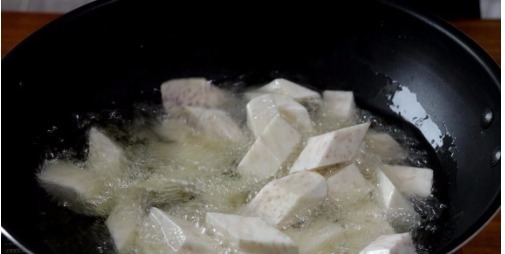 香粉|芋头这样做最好吃,一炸二炒两步搞定,外皮酥脆,内里咸香粉糯