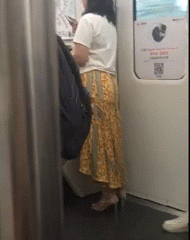 |搞笑GIF:凉皮加凉面,据说吃起来很爽的感觉