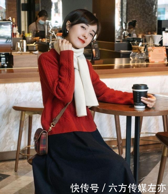 日常穿搭怎么穿才高级?没必要装嫩,简约的针织衫穿搭就很不错