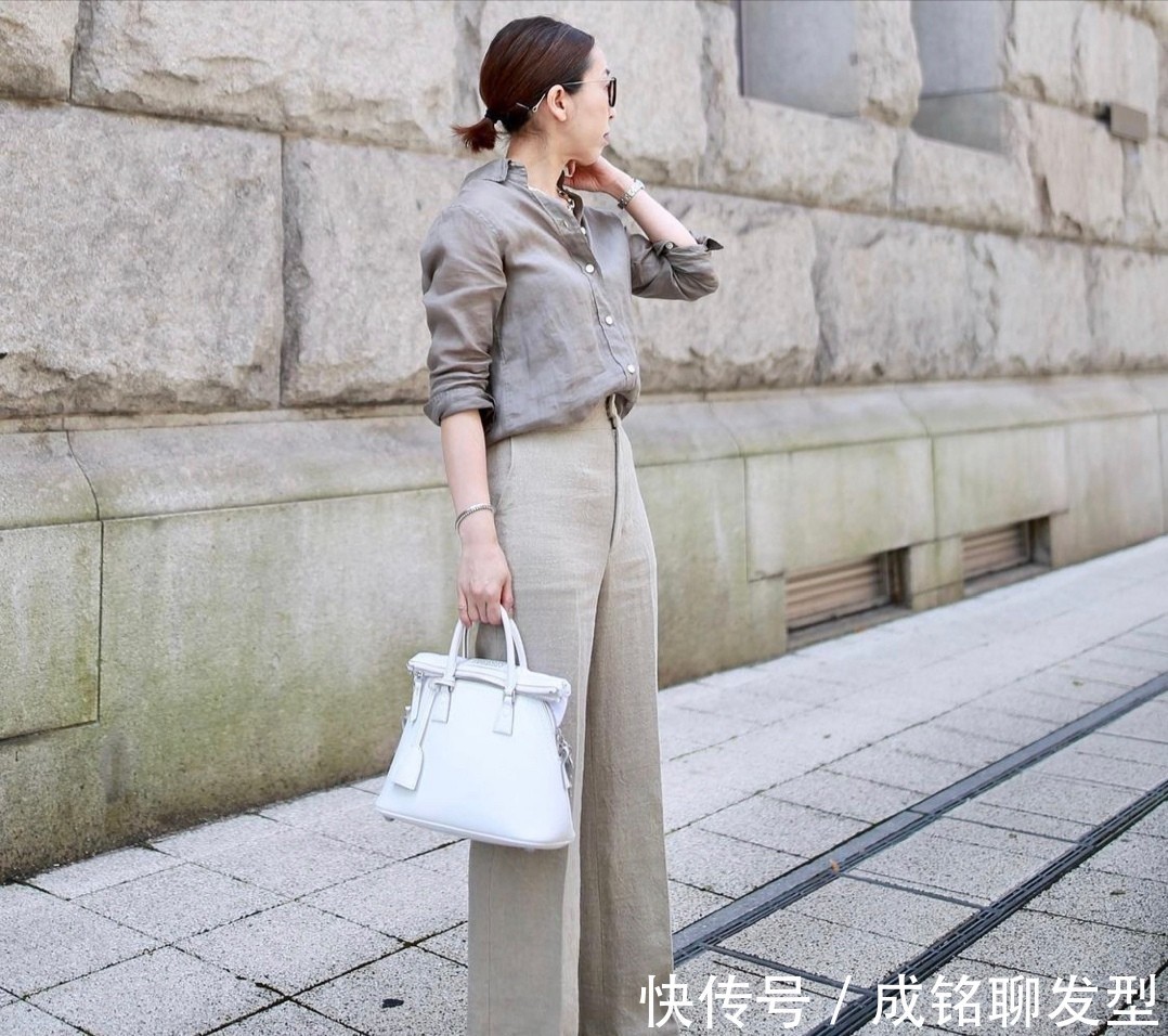 白色衬衫|不管女人多大年纪,穿上衣都要记住这几种搭配方法,简单时尚减龄