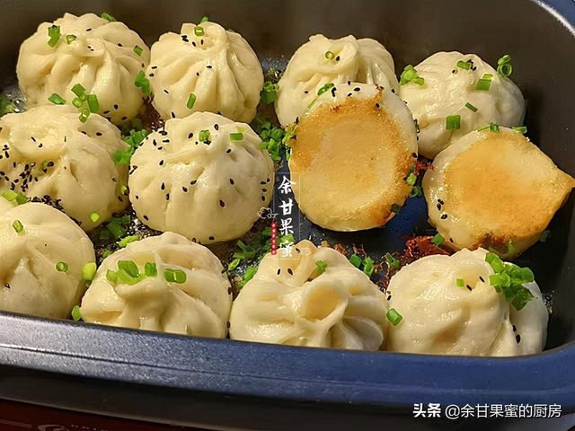 一款家常水煎包，从调馅到出锅，鲜美多汁好味美，出锅就吃仨