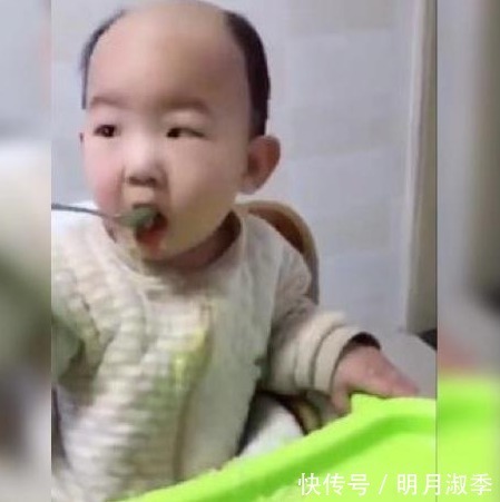 小技巧|2岁儿子乖巧吃饭,“地中海”发型太吸睛,网友:上辈子是个阿哥